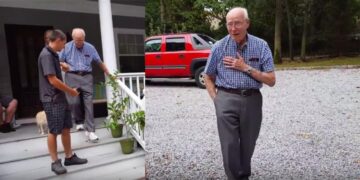 Bedstefar tror, han skal til sit barnebarn Olivias fødselsdag – så trækker de ham ud foran huset￼