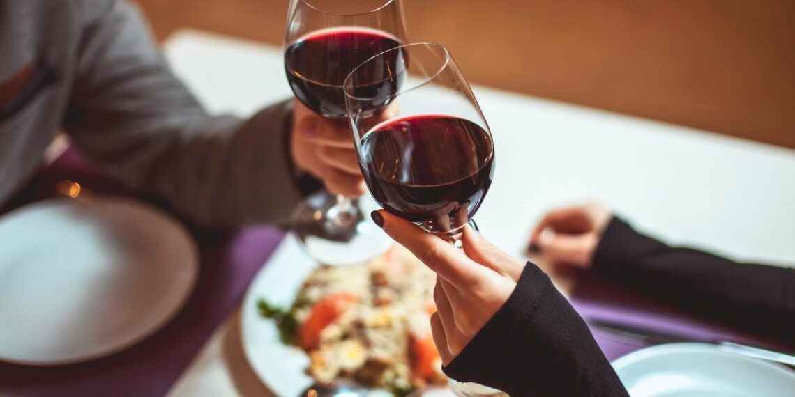 Læste forkert på vinkortet på date med kæresten: Endte med vanvittig regning