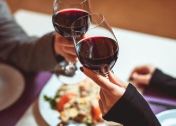 Læste forkert på vinkortet på date med kæresten: Endte med vanvittig regning