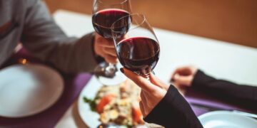 Læste forkert på vinkortet på date med kæresten: Endte med vanvittig regning