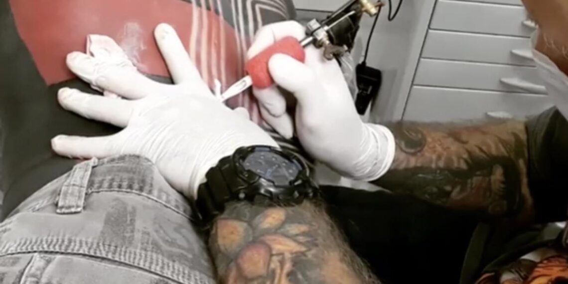 Fodboldfan har brugt et år på at få tatoveret favoritklubbens trøje på kroppen