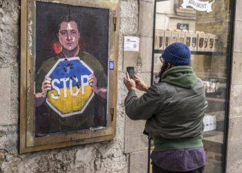 Fra sjove memes til hjemmelavet merchandise: Zelenskyj dyrkes som en helt på nettet