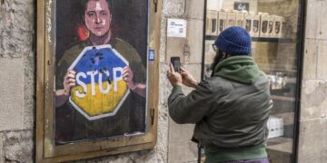 Fra sjove memes til hjemmelavet merchandise: Zelenskyj dyrkes som en helt på nettet