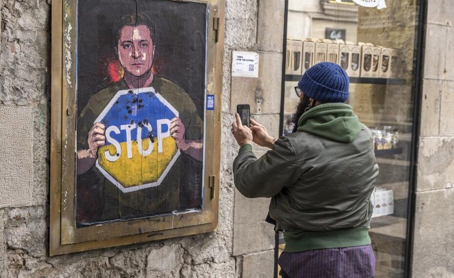 Fra sjove memes til hjemmelavet merchandise: Zelenskyj dyrkes som en helt på nettet