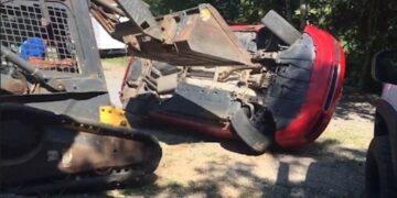 Far smadrer datters Audi med en gravko, da han opdager, hvem hun kysser med i bilen