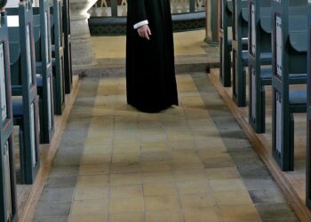 Præst har mistet sit job: Smed bukserne under dåb