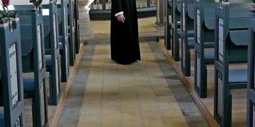 Præst har mistet sit job: Smed bukserne under dåb