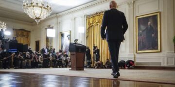 Kun en bred international front kan få Putin til at ændre kurs og hindre en ny kold krig