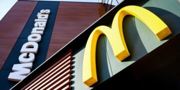 McDonald’s lancerer burger med Chili Cheese Tops i Danmark￼