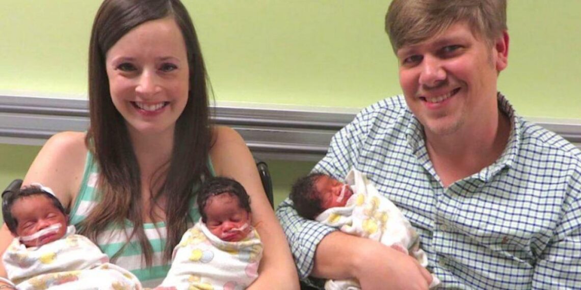 Hvid kvinde føder tre børn med mørk hudfarve: Årsagen er rørende