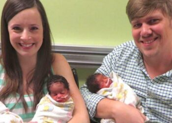 Hvid kvinde føder tre børn med mørk hudfarve: Årsagen er rørende￼