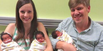 Hvid kvinde føder tre børn med mørk hudfarve: Årsagen er rørende￼