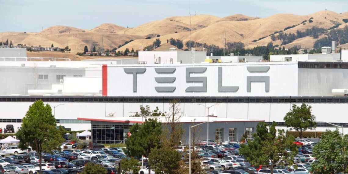 Midt i lockdown: Tesla lader folk sove på fabrikken￼