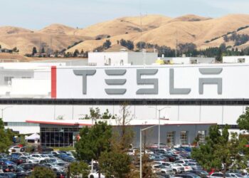 Midt i lockdown: Tesla lader folk sove på fabrikken￼