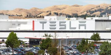 Midt i lockdown: Tesla lader folk sove på fabrikken￼