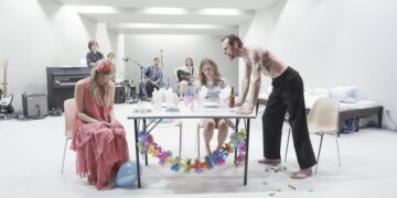 ’Omstigning til paradis’ er en skræmmende troværdig forestilling om voldtægt og offerreaktioner