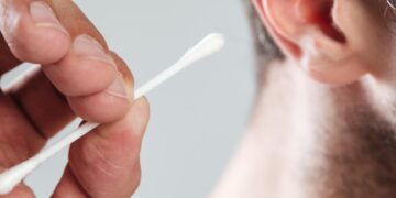 Brugte en vatpind til at rense ører – Det kostede ham næsten livet