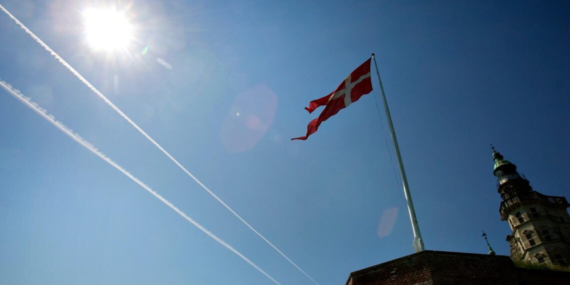 »Det her handler ikke om populisme eller meningsmålinger«: Kulturminister redder Dannebrog ved Kronborg Slot på 43 minutter