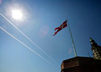 »Det her handler ikke om populisme eller meningsmålinger«: Kulturminister redder Dannebrog ved Kronborg Slot på 43 minutter