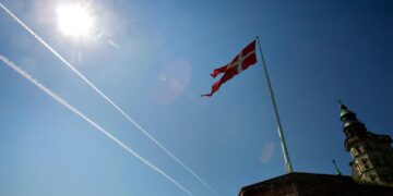 »Det her handler ikke om populisme eller meningsmålinger«: Kulturminister redder Dannebrog ved Kronborg Slot på 43 minutter