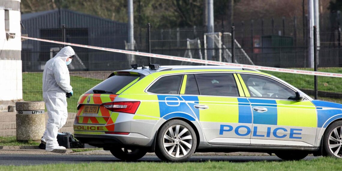 Betjent skudt ned for øjnene af forfærdede unge: Attentat i Nordirland udløser fordømmelse