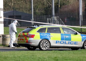 Betjent skudt ned for øjnene af forfærdede unge: Attentat i Nordirland udløser fordømmelse