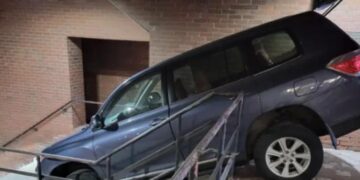 Kvinde sigtet for at køre ind i politistation: Nu griner hele nettet af hendes undskyldning