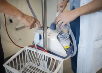 Pensionerede sundhedsmedarbejdere skal arbejde for lavere løn