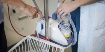 Pensionerede sundhedsmedarbejdere skal arbejde for lavere løn