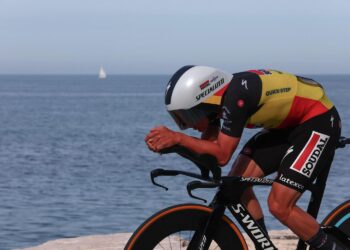 Ung belgisk verdensmester giver alle baghjul i Giro-premieren