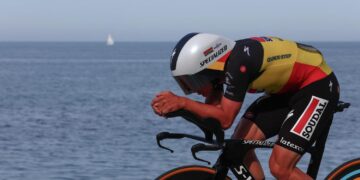 Ung belgisk verdensmester giver alle baghjul i Giro-premieren