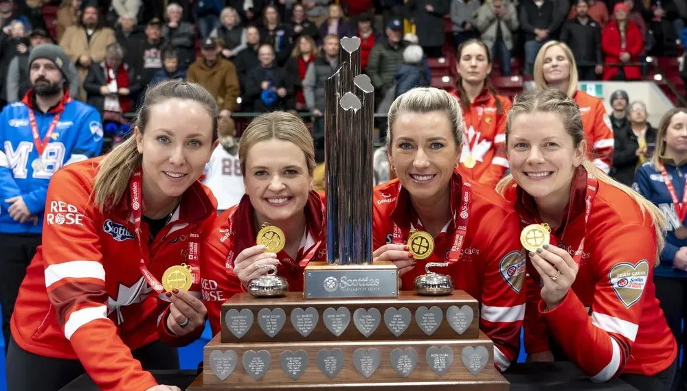 Rachel Homan og det canadiske curlinghold besejrer USA og rykker op på tredjepladsen ved VM