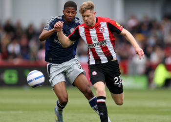 Chido Obi, 17 år og 156 dage gammel, blev den yngste spiller til at starte en Premier League-kamp for Manchester United mod Brentford.
