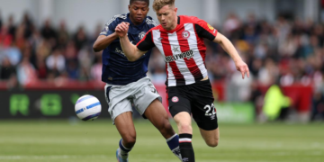 Chido Obi, 17 år og 156 dage gammel, blev den yngste spiller til at starte en Premier League-kamp for Manchester United mod Brentford.
