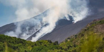 Vulkanudbrud på Mount Etna i Italien: Kæmpe askesky og pyroklastisk strøm